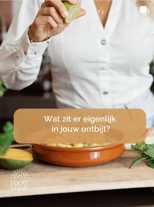 Michelle knijpt een limoen uit boven een ontbijtschaal; tekst: Wat zit er eigenlijk in jouw ontbijt?