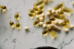 Vitamine D supplementen voor het najaar op een marmeren blad