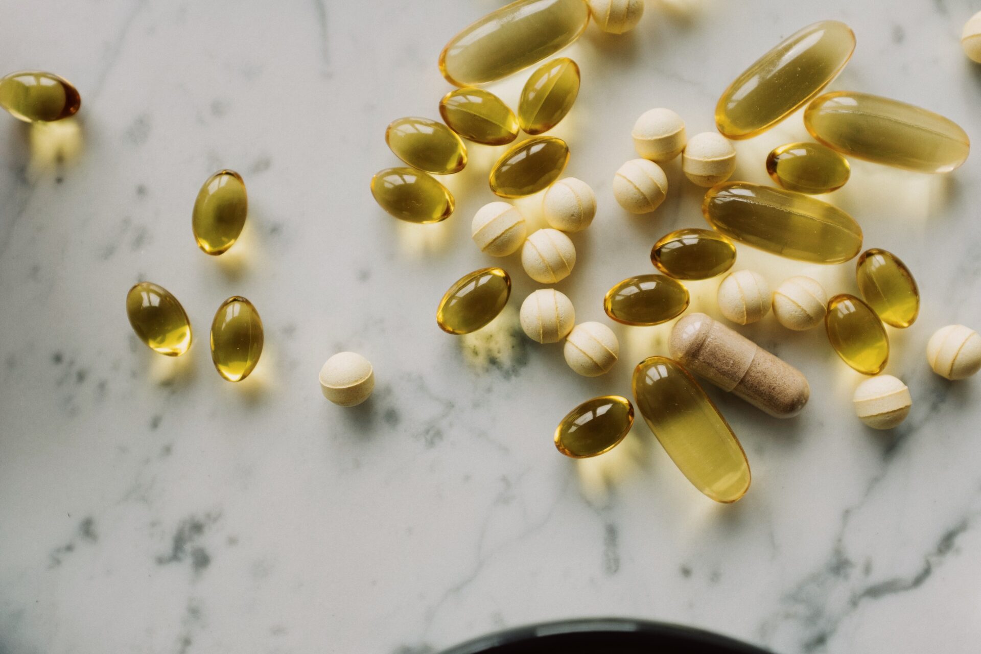 Vitamine D supplementen voor het najaar op een marmeren blad